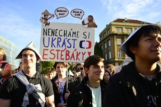 Studenti podpořili veřejnoprávní média. Demonstrovali po celém Česku - Seznam Zprávy